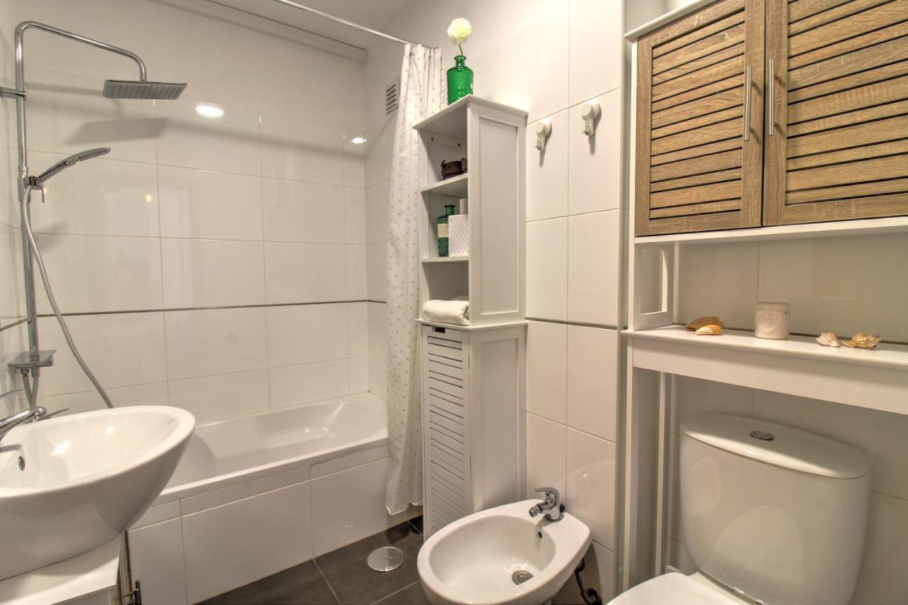 Center Location, Ac, Swimming Pool, And Parking Apartment Olhao Ngoại thất bức ảnh